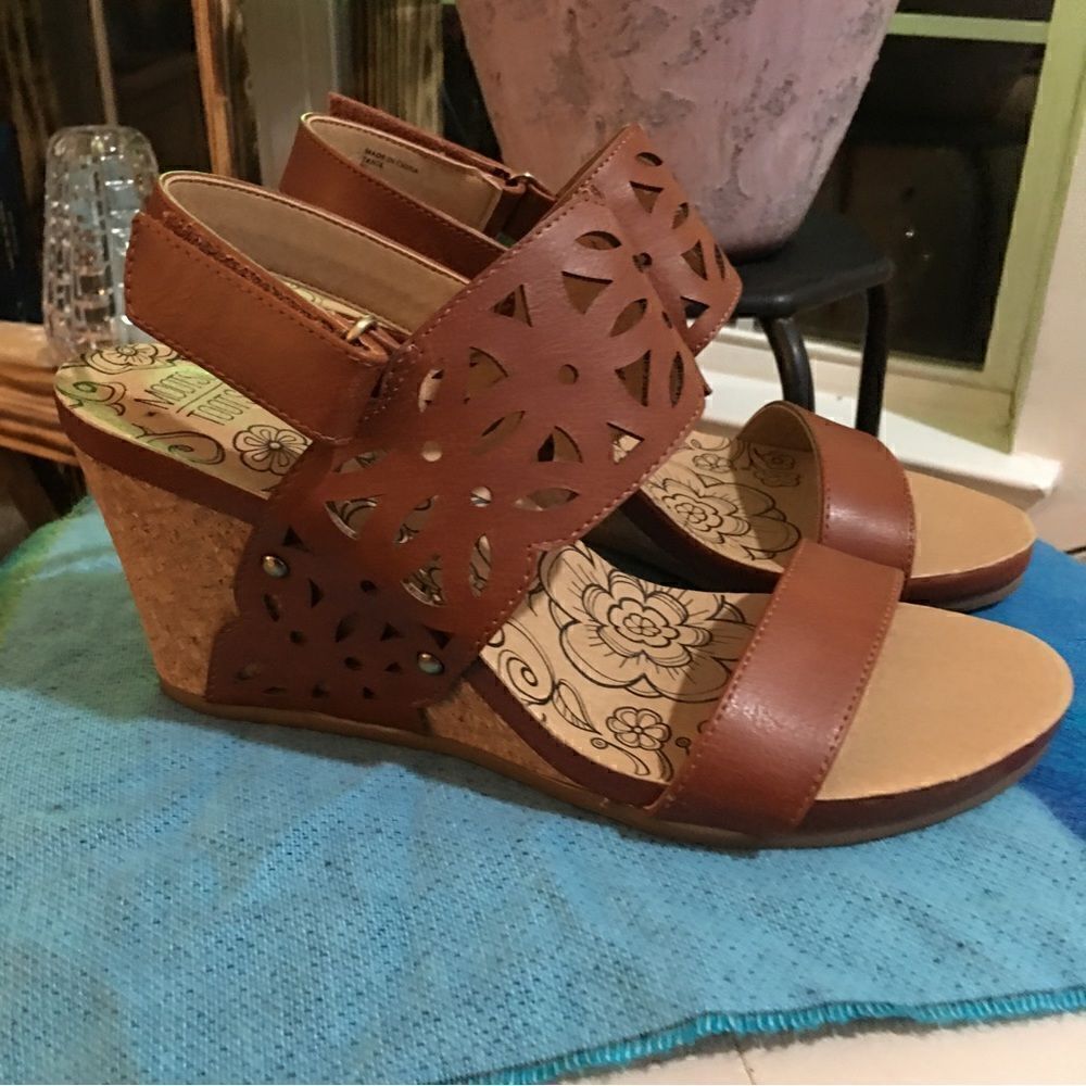Cut Out Super Comfy Wedge sandals